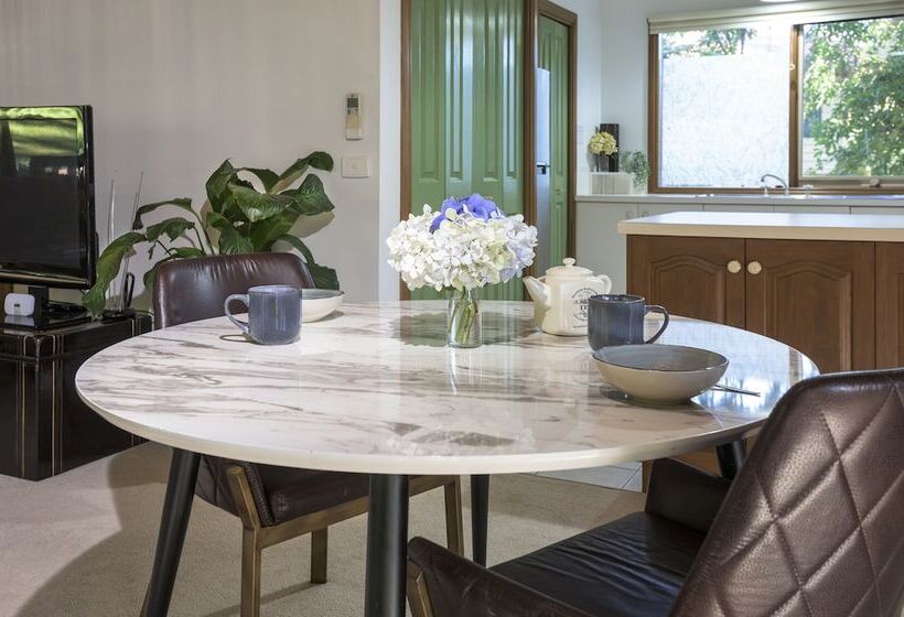 Bed and Breakfast Botanica Retreat   Village Spa & Stay