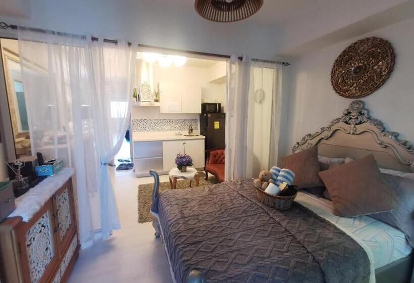 هتل Azure Staycation By Jane