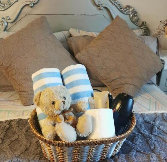 هتل Azure Staycation By Jane