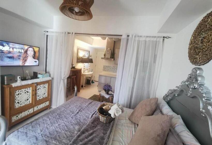 هتل Azure Staycation By Jane