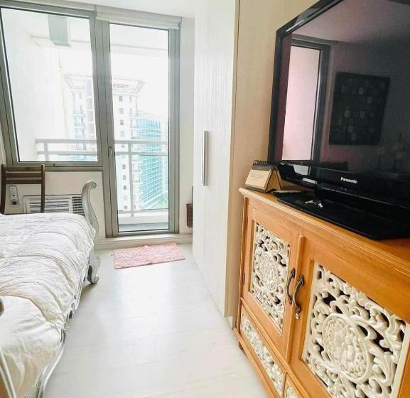 هتل Azure Staycation By Jane