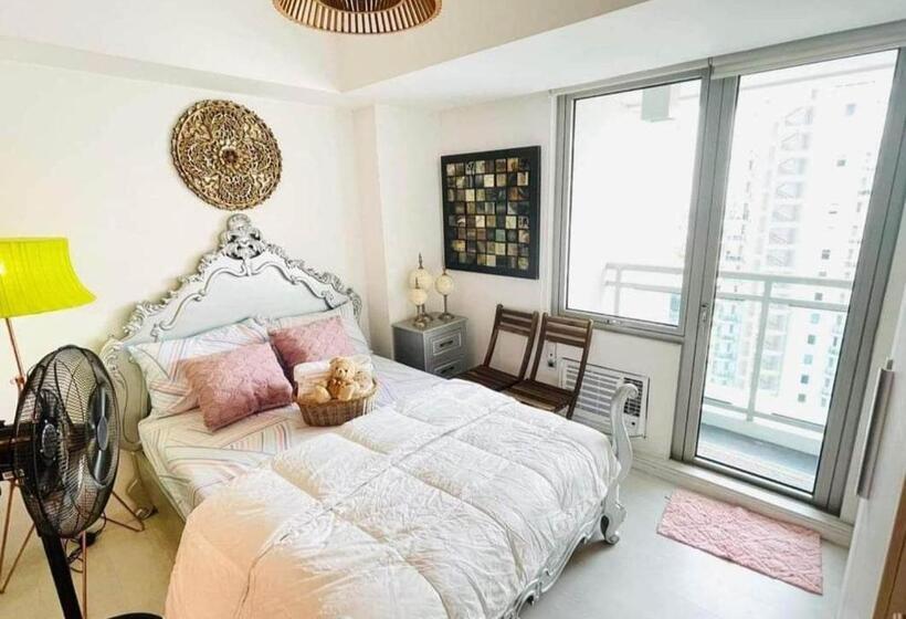 هتل Azure Staycation By Jane