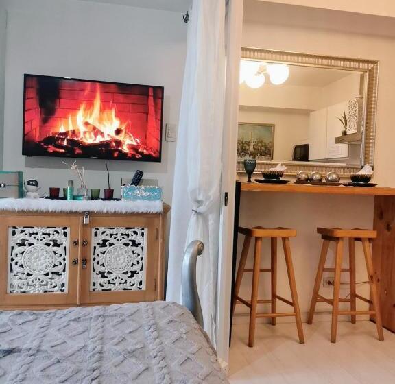 هتل Azure Staycation By Jane