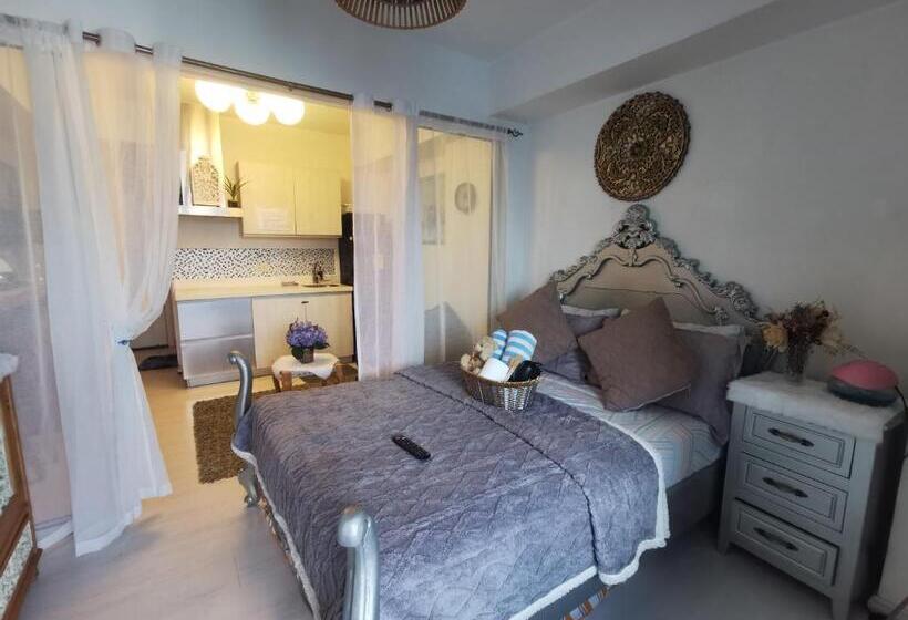 هتل Azure Staycation By Jane