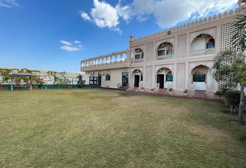 هتل Chouhan Palace