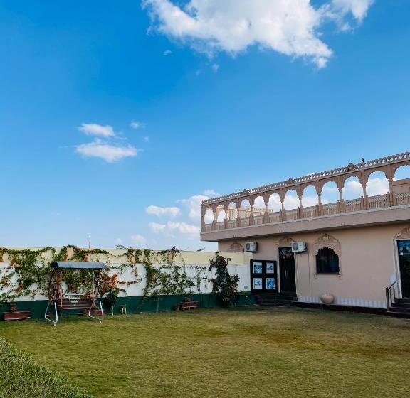 هتل Chouhan Palace