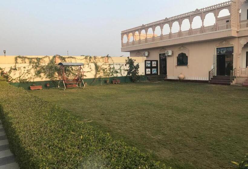 هتل Chouhan Palace