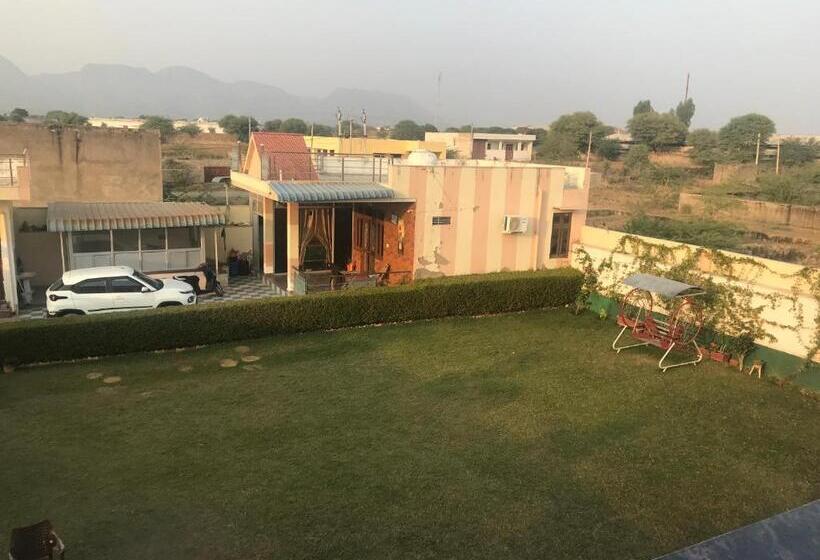 هتل Chouhan Palace