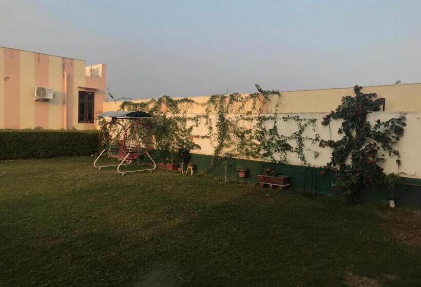 هتل Chouhan Palace