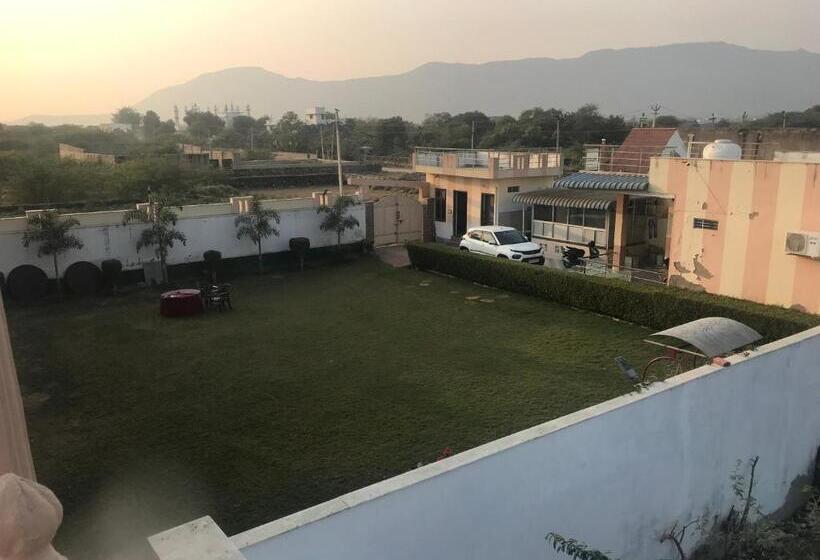 هتل Chouhan Palace