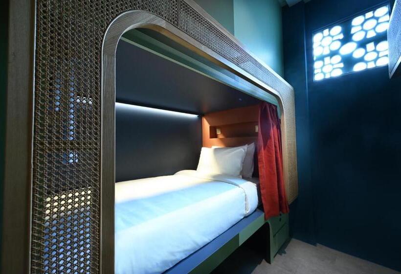 هتل کپسول Dream Chaser Boutique Capsule