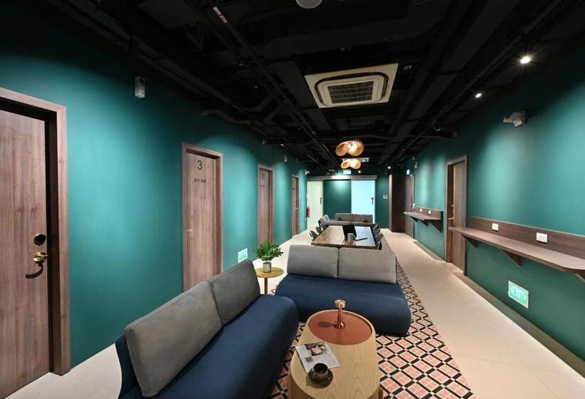 هتل کپسول Dream Chaser Boutique Capsule