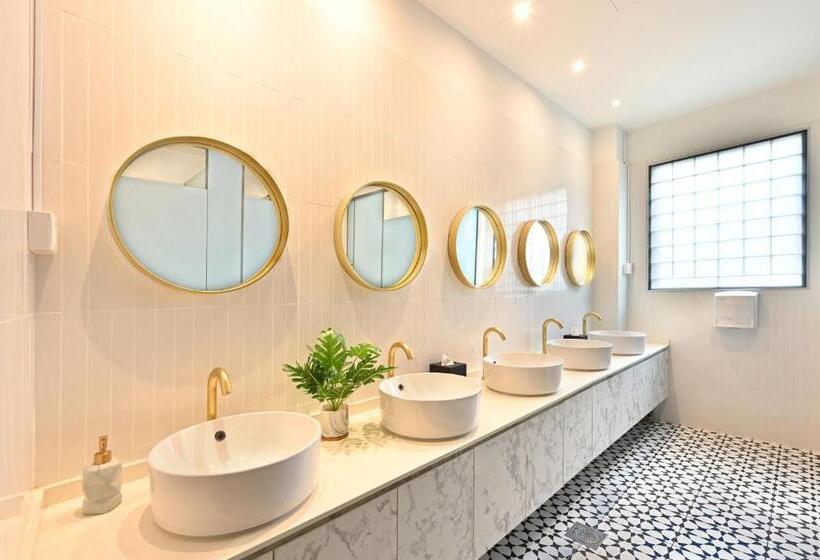 هتل کپسول Dream Chaser Boutique Capsule