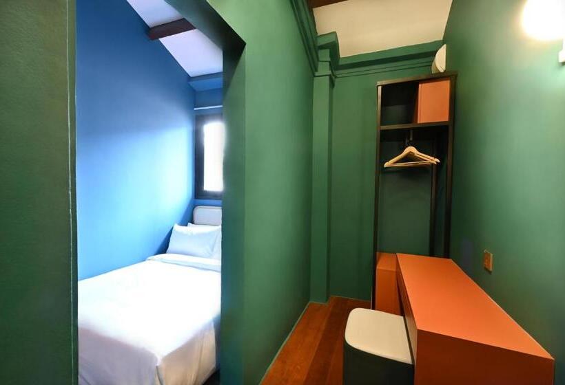 هتل کپسول Dream Chaser Boutique Capsule