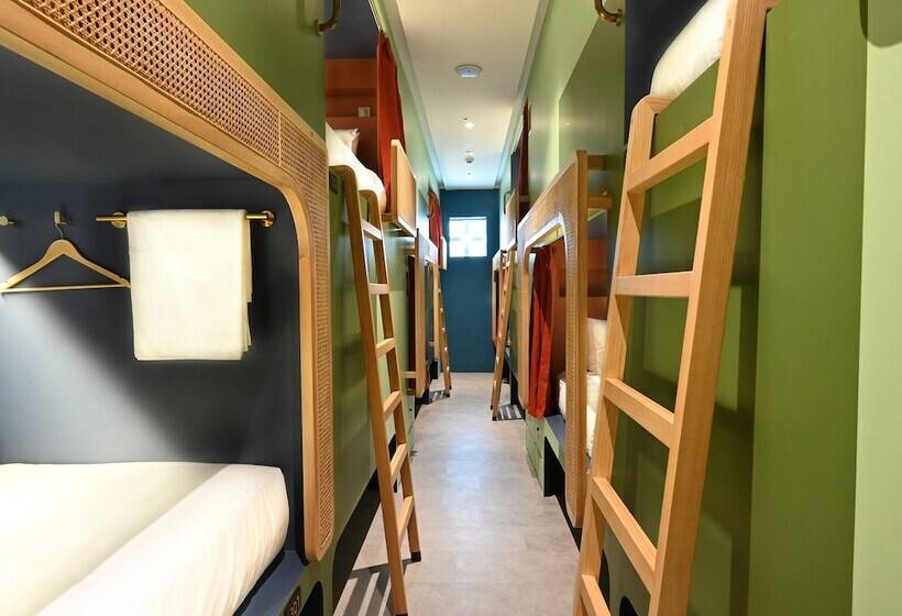 هتل کپسول Dream Chaser Boutique Capsule