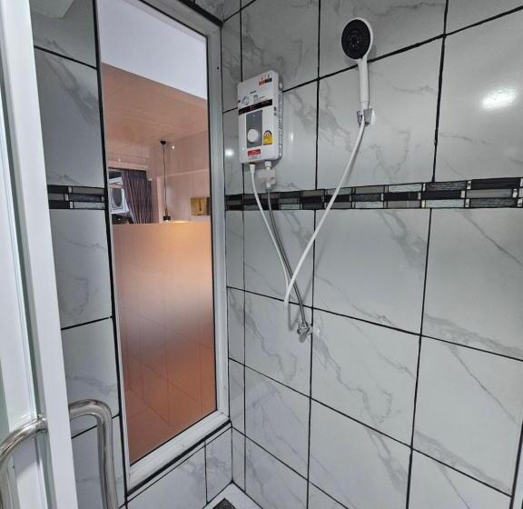 فندق Happy Beach Jomtien Guesthouse