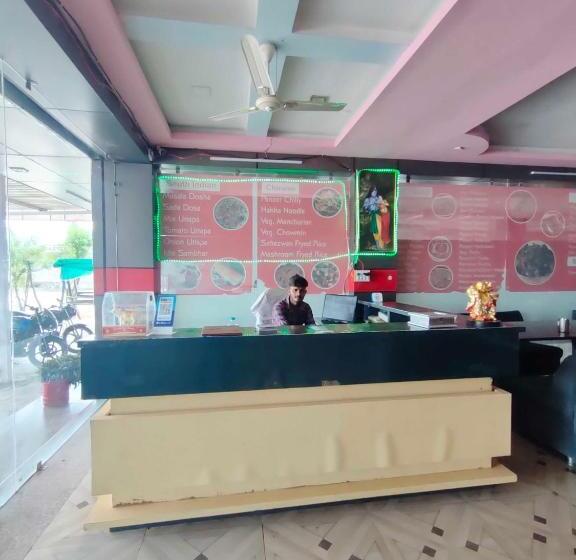 فندق Oyo 81016 Honey Palace Restaurant Guest House