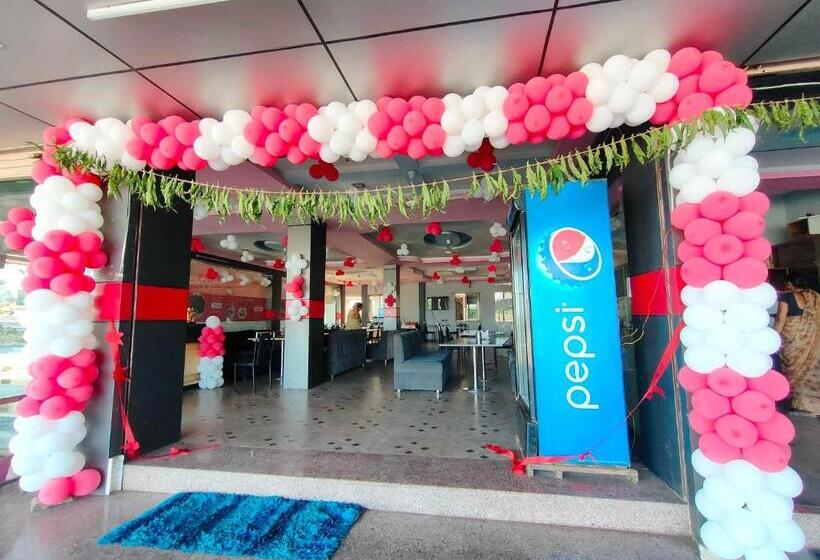 فندق Oyo 81016 Honey Palace Restaurant Guest House