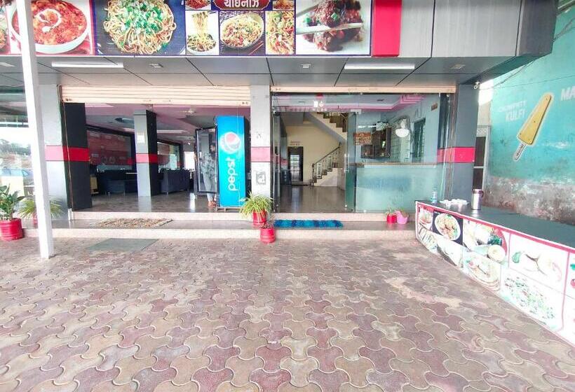 فندق Oyo 81016 Honey Palace Restaurant Guest House