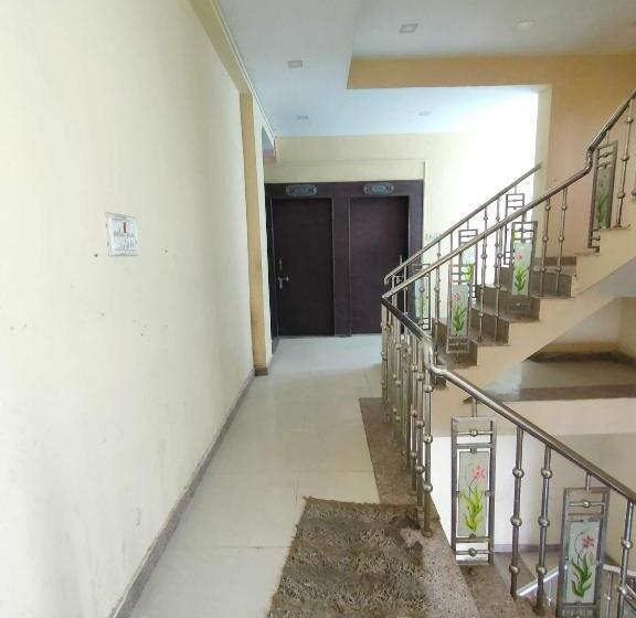 فندق Oyo 81016 Honey Palace Restaurant Guest House