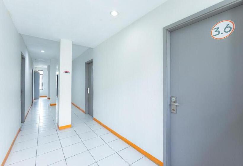 ホテル Reddoorz Near Mangga Dua Mall