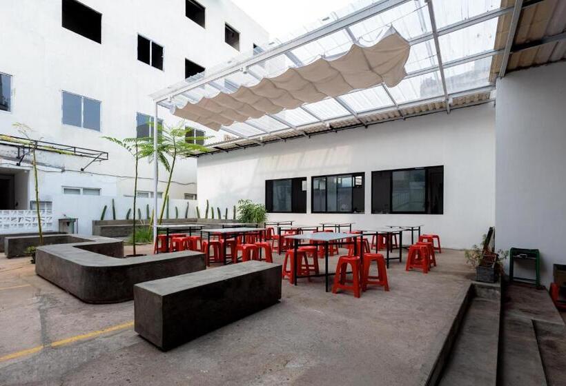 ホテル Reddoorz Near Mangga Dua Mall