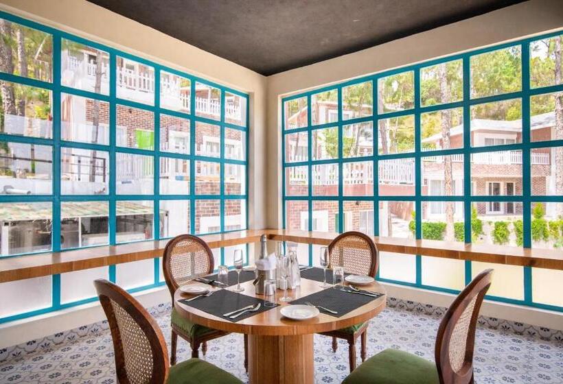 ホテル Welcomheritage Santa Roza Kasauli