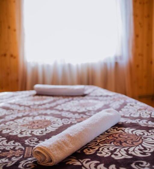 Pension (Hôtel basse catégorie) світанок у горах