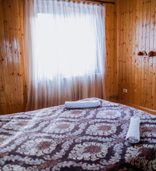 Pension (Hôtel basse catégorie) світанок у горах