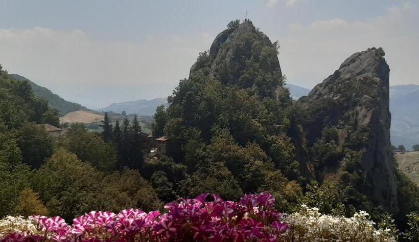 Пансион Borgo Dei Sassi Di Roccamalatina   Room And Breakfast