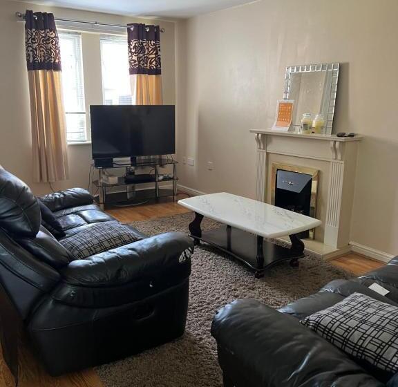 פנסיון Lovely 3 Bed Short Stay