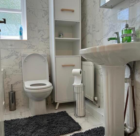 פנסיון Lovely 3 Bed Short Stay