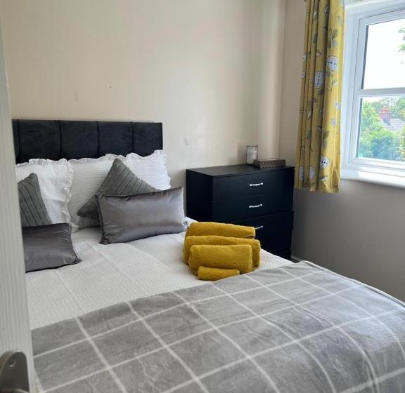 פנסיון Lovely 3 Bed Short Stay