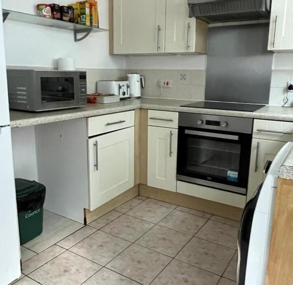 פנסיון Lovely 3 Bed Short Stay