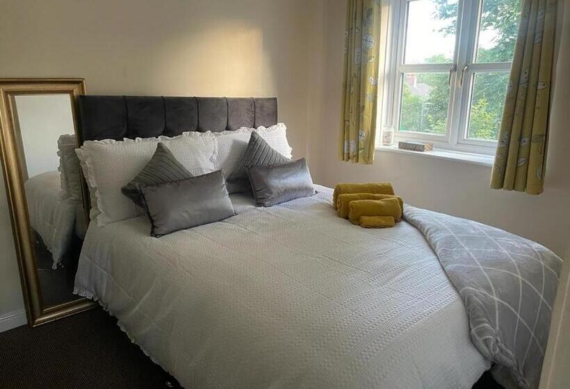 פנסיון Lovely 3 Bed Short Stay