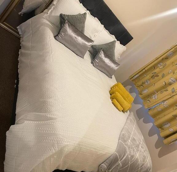 פנסיון Lovely 3 Bed Short Stay