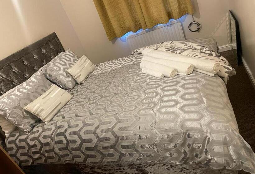 פנסיון Lovely 3 Bed Short Stay