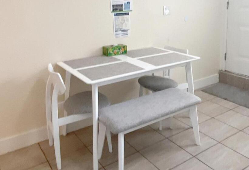 Pension Private Entry 2 Bedrooms Entire Suite Free Parking Near Skytrain Metrotown