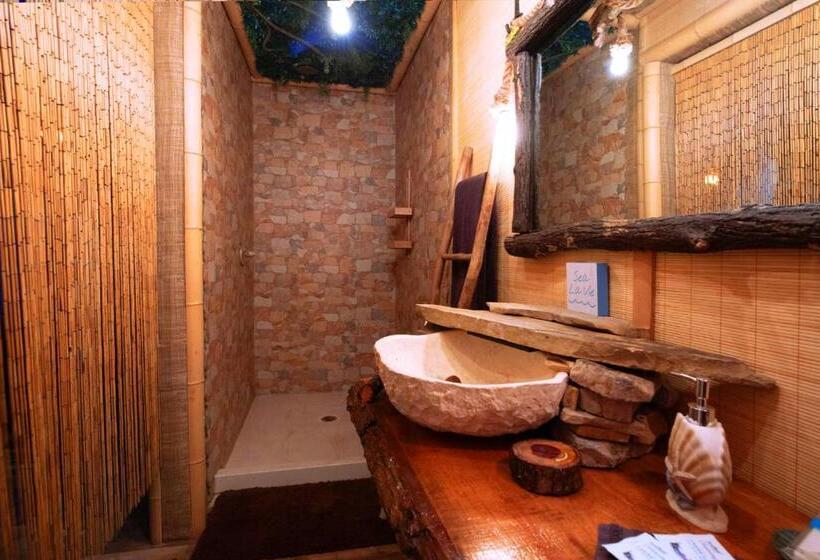 بنسيون Shipwrecked