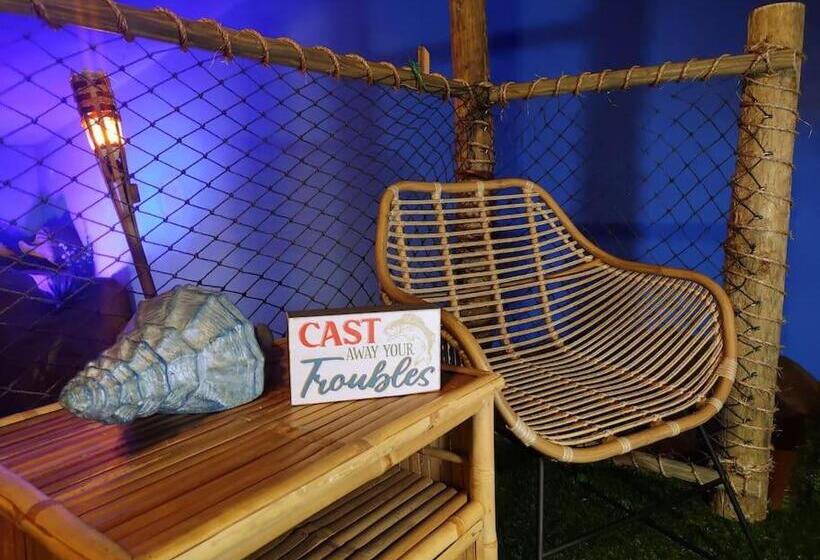 بنسيون Shipwrecked