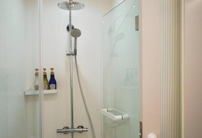 东京中心上野公园时尚设计师房间ycoc 上野公园3分钟 车站1分钟 超级繁华 免费wifi 戴森吹风