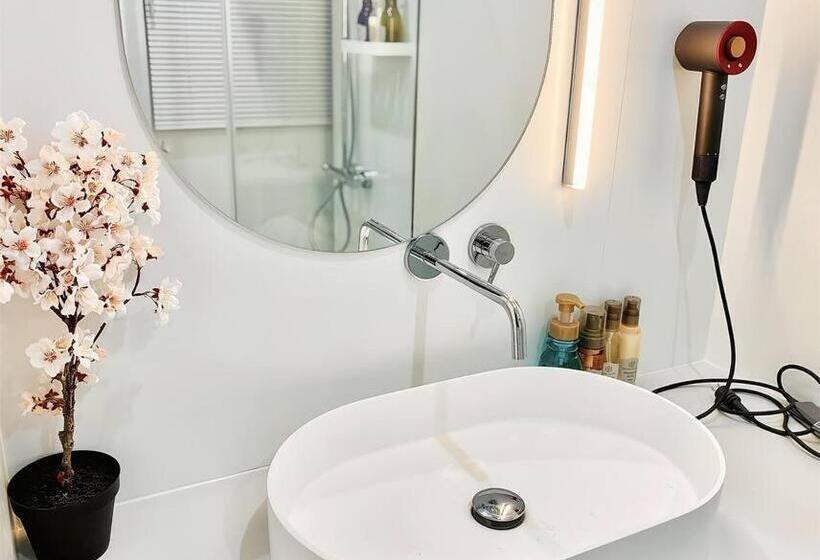 东京中心上野公园时尚设计师房间ycoc 上野公园3分钟 车站1分钟 超级繁华 免费wifi 戴森吹风