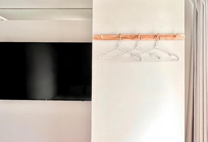 东京中心上野公园时尚设计师房间ycoc 上野公园3分钟 车站1分钟 超级繁华 免费wifi 戴森吹风