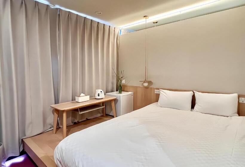 东京中心上野公园时尚设计师房间ycoc 上野公园3分钟 车站1分钟 超级繁华 免费wifi 戴森吹风