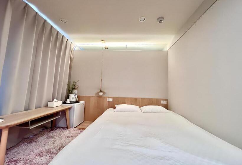 东京中心上野公园时尚设计师房间ycoc 上野公园3分钟 车站1分钟 超级繁华 免费wifi 戴森吹风