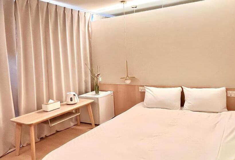 东京中心上野公园时尚设计师房间ycoc 上野公园3分钟 车站1分钟 超级繁华 免费wifi 戴森吹风