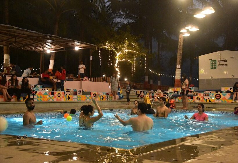 פונדק Tents N' Trails