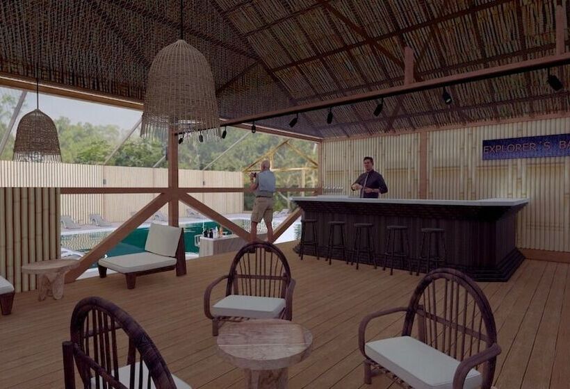 هتل Explorers Inn