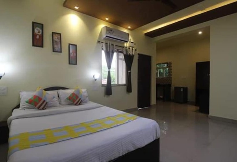 בית מלון כפרי Fabexpress Morjim Highland With Swimming Pool