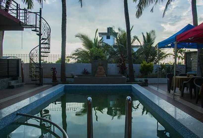 בית מלון כפרי Fabexpress Morjim Highland With Swimming Pool